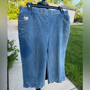 Ladies Dream Jeannes Quacker Factory medium pull on Capri jeans rhinestone